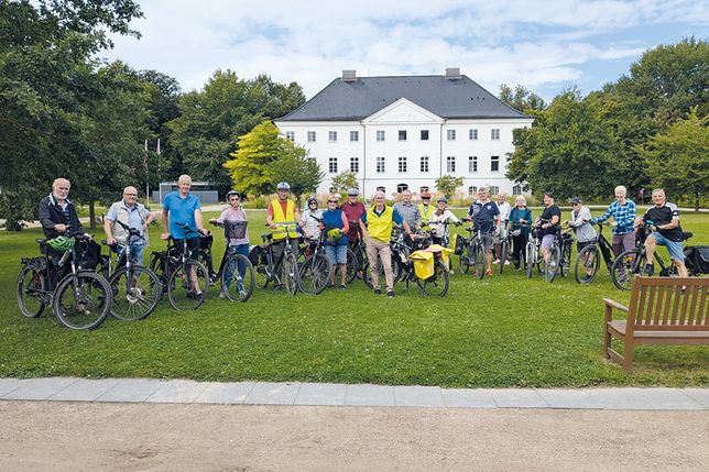 Das Gewinnerteam vom Stadtradeln 2024 vor dem Schloss Schwansee.