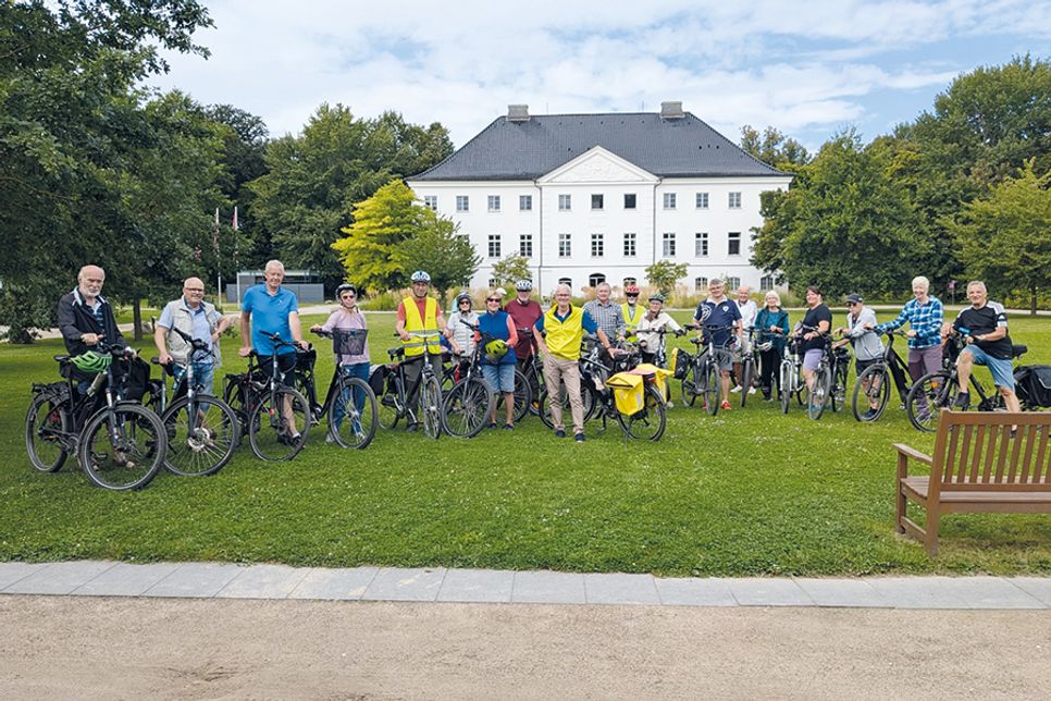 Das Gewinnerteam vom Stadtradeln 2024 vor dem Schloss Schwansee.