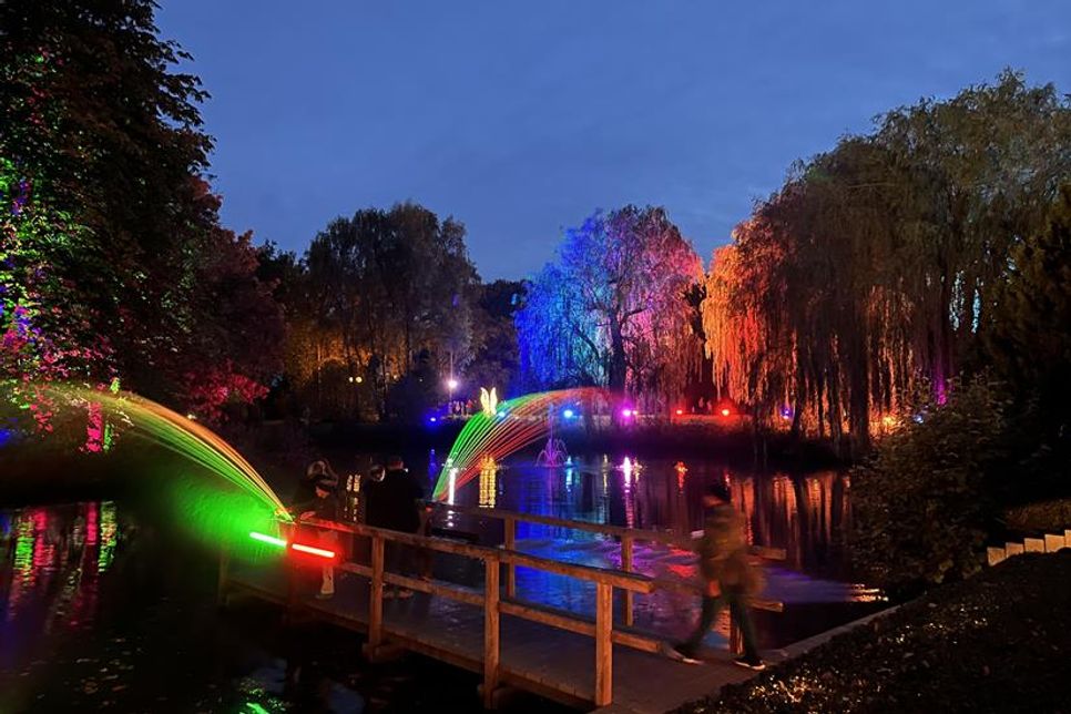 Insgesamt 21 Lichtstationen lassen den Kurpark erstrahlen.