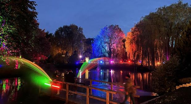 Insgesamt 21 Lichtstationen lassen den Kurpark erstrahlen.