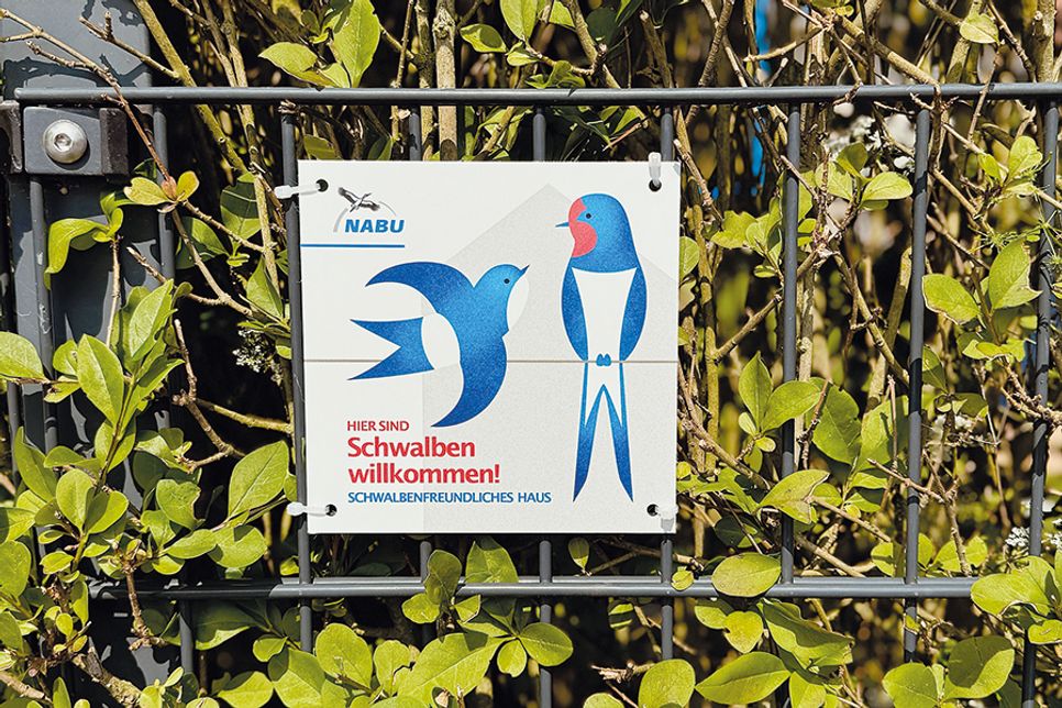 NABU-Plakette „Schwalbenfreundliches Haus“ in Stockelsdorf.