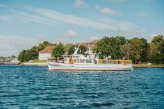 Perspektivwechsel: Bei einer Bäderschifffahrt betrachtet man die Küste von der Wasserseite aus. (Foto: TALB Joelle Dörnath)