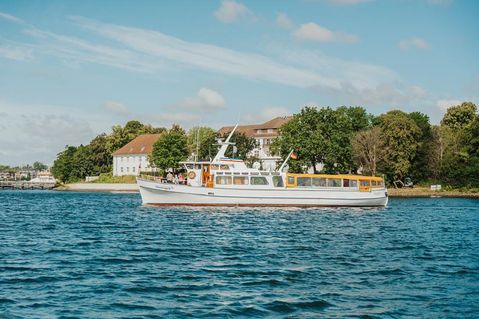 Perspektivwechsel: Bei einer Bäderschifffahrt betrachtet man die Küste von der Wasserseite aus. (Foto: TALB Joelle Dörnath)