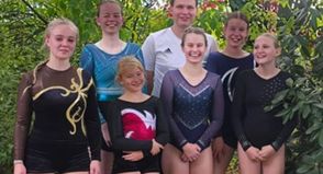 Torva Franz, Lena Fröbisch, Lavina Perk, Liva Walter (vorne v. lks.), Marla Axt, Ole Casprowitz und Coco Gerstenberg (hinten v. lks.).