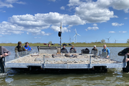 Das Brutfloß wird zu Wasser gelassen
