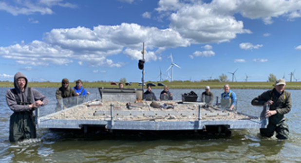 Das Brutfloß wird zu Wasser gelassen