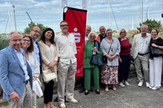 Marco Borchers (lks.), Dirk Burschberg (5. v. lks.) und Kirsten Schröder (3. v. re.) von der Sparkasse Holstein besuchten das Konzert in der ancora Marina mit Kundinnen und Kunden.