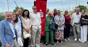 Marco Borchers (lks.), Dirk Burschberg (5. v. lks.) und Kirsten Schröder (3. v. re.) von der Sparkasse Holstein besuchten das Konzert in der ancora Marina mit Kundinnen und Kunden.