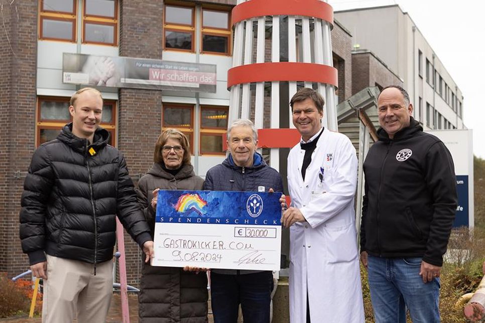 Die Scheckübergabe mit Louis Enke, Heidi Menorca, Lübeck Hilfe, Stefan Müller, Prof. Dr. med. Thorsten Langer, Uni Klinik, und Mike Enke von den Gastrokickern (v. lks.).