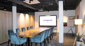 Mit 39 Quadratmetern und direktem Zugang zum Garten bietet die neue Räumlichkeit die perfekte Umgebung für produktive Meetings.