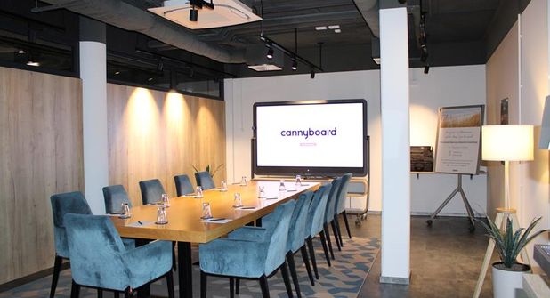 Mit 39 Quadratmetern und direktem Zugang zum Garten bietet die neue Räumlichkeit die perfekte Umgebung für produktive Meetings.