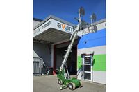 Der Glasroboter hebt schwere Elemente mühelos, auch auf schwierigem Untergrund.