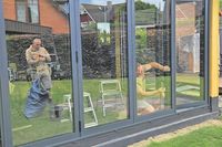 Saubere Arbeit: Das M&M-Team bei der fachgerechten Montage einer Fensterfront.