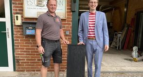 Fabian Estermann (lks.) übergibt den Zaubertisch an Tjark Schlößer.