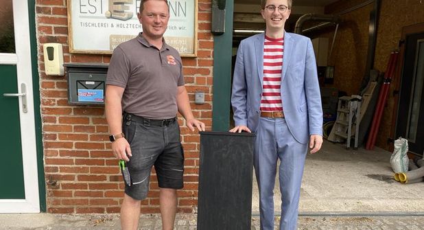 Fabian Estermann (lks.) übergibt den Zaubertisch an Tjark Schlößer.