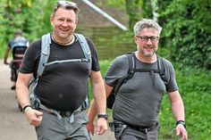 Fröhlich unterwegs, auch am Ende der Distanz: Jan Müller und Heiner Rausch schafften die 44 Kilometer nach etwas über acht Stunden.