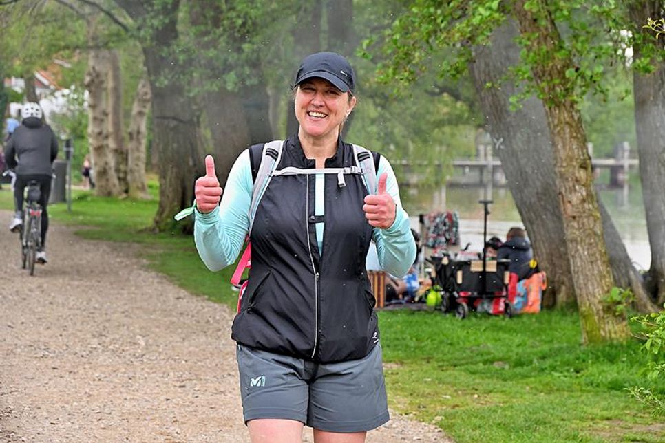 Müde aber motiviert passiert Susanne Handt das Strandbad Fegetasche - noch drei Kilometer. Sie wird mit 8,08 Stunden durchs Ziel gehen.