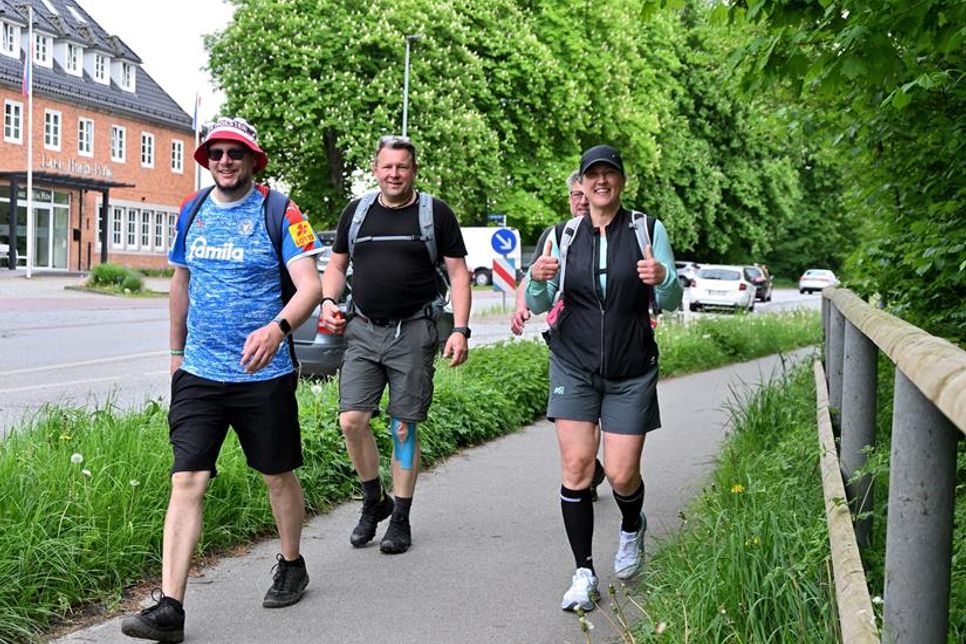 Fast geschafft: Rathjensdorfer Sven Schmidt, die Ascheberger Feuerwehrleute Jan Müller und Heiner Rausch sowie Eutinerin Susanne Handt steuern an der Fegetasche das letzte Stück der Route um den Großen Plöner See an.