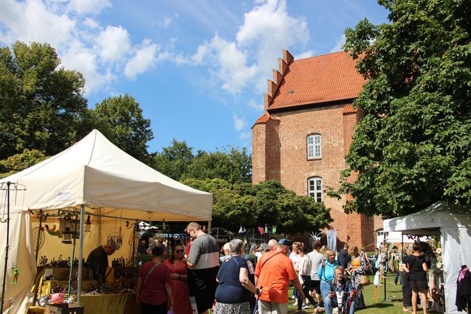 Blauer Himmel, strahlender Sonnenschein, eine beeindruckende Kulisse und ein breites Angebot lockten zahlreiche Besucher nach Cismar.