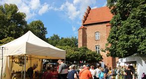 Blauer Himmel, strahlender Sonnenschein, eine beeindruckende Kulisse und ein breites Angebot lockten zahlreiche Besucher nach Cismar.