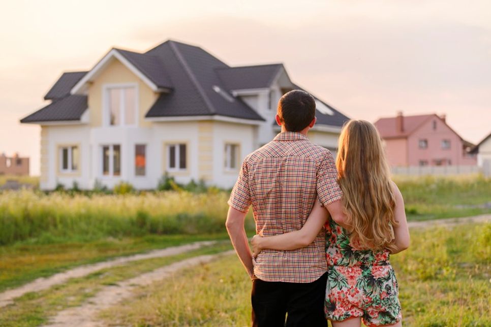 Der Hauskauf sollte gut überlegt und sorgfältig geplant sein. (Foto: Adobe Stock/ KPOT C.B.)
