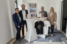 Elgin Lohse -Bürgervorsteherin Eutin-, Jan-Philipp Willers -Geschäftsführer Eutin Tourismus GmbH-, Bürgermeister Sven Radestock und Julia Matthiensen -Projektmanagerin Eutin Tourismus GmbH- (v. lks.).