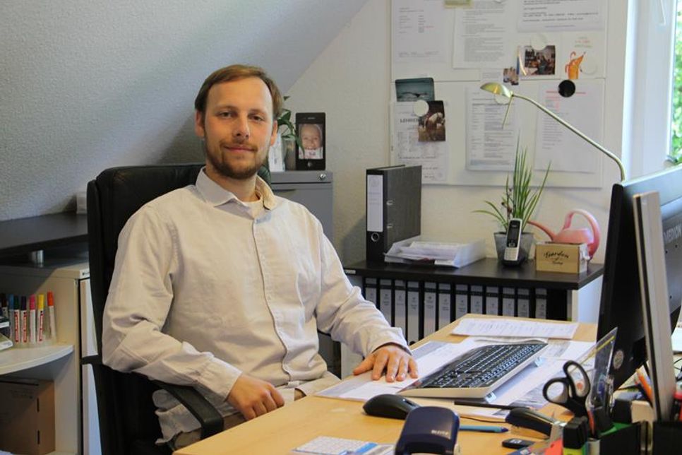 Jan-Ole Paap in seinem Büro, wo alle Prozesse auf EDV umgerüstet wurden.