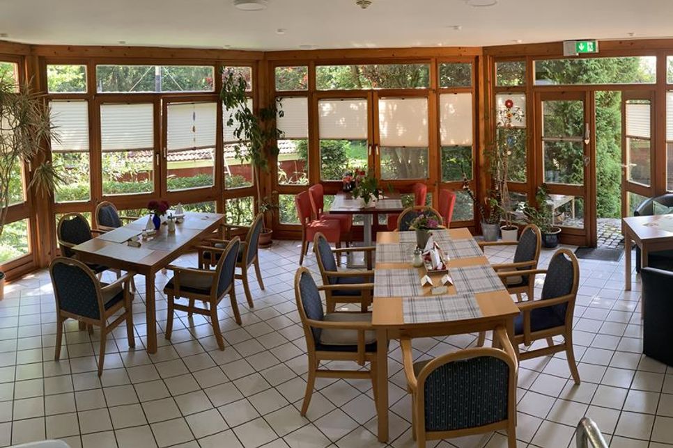 Der ehemalige Wintergarten ist heute ein lichtdurchfluteter Speiseraum und bietet den Bewohnern eine angenehme Atmosphäre für die gemeinsamen Mahlzeiten.