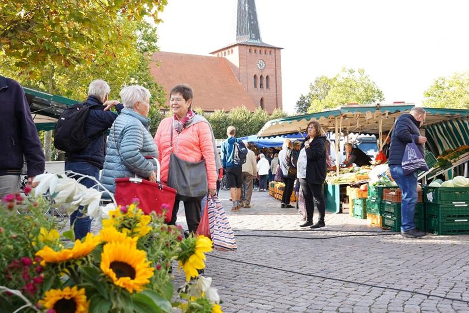 Sonnenblumen überall – farbenfrohe Dekorationen sorgen für stimmungsvolle Atmosphäre.