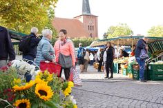 Sonnenblumen überall – farbenfrohe Dekorationen sorgen für stimmungsvolle Atmosphäre.