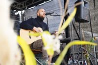 Herbstblumen in allen Farben locken die Besucherinnen und Besucher auf den Wochenmarkt.