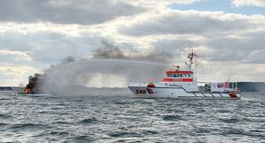 Der Seenotrettungskreuzer FELIX SAND der DGzRS bekämpft den Brand auf einer Segelyacht vor Travemünde.
