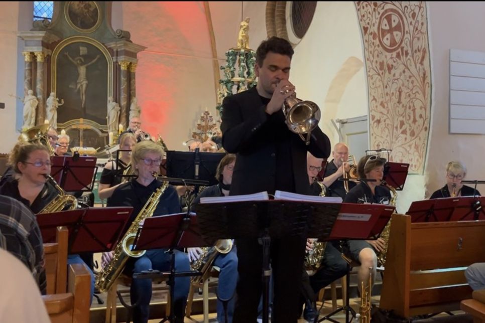 Unter der Leitung des Lübecker Jazztrompeters Martin Berner präsentierte die Bigband ein vielseitiges Programm.