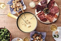 Für ein Käsefondue werden meist mehrere Sorten gemischt, um ein besonderes Aroma zu kreieren.
