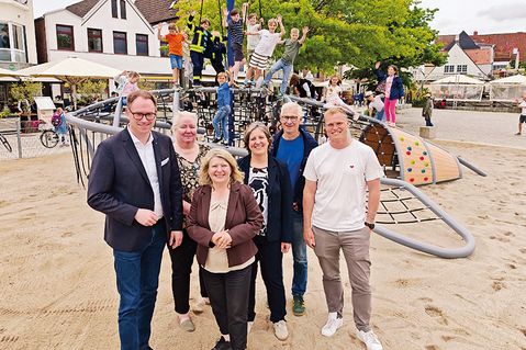 Attraktives Spielangebot direkt am Wasser: Neuer Wal-Spielplatz am Fährvorplatz offiziell eingeweiht
