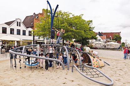 Attraktives Spielangebot direkt am Wasser: Neuer Wal-Spielplatz am Fährvorplatz offiziell eingeweiht