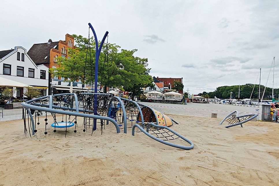 Attraktives Spielangebot direkt am Wasser: Neuer Wal-Spielplatz am Fährvorplatz offiziell eingeweiht