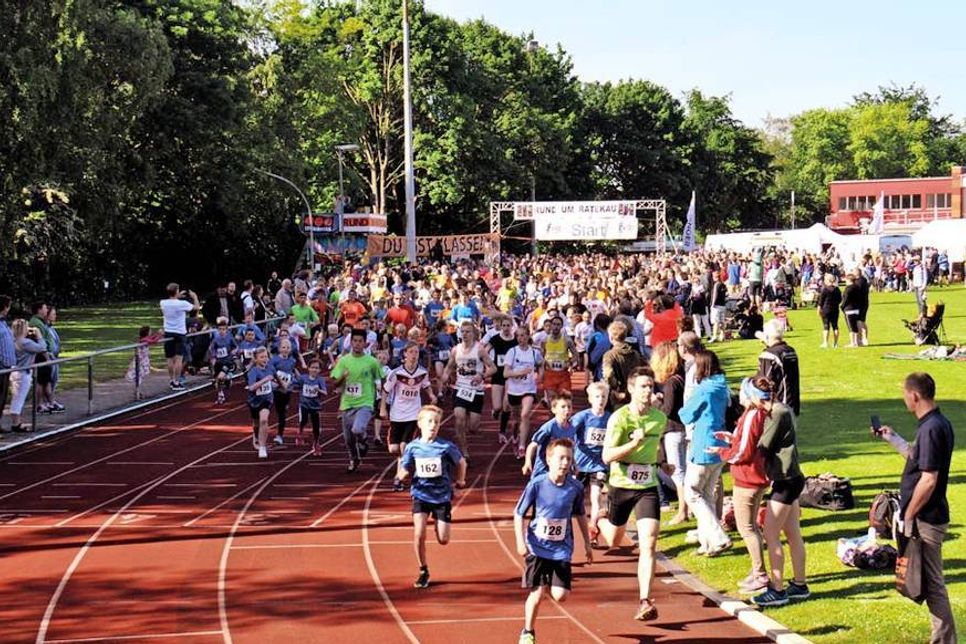 Dagegen geht es beim großen Lauf über 10 Kilometer eher professionell zu. Das hochklassig besetzte Teilnehmerfeld verspricht neue Streckenrekorde.