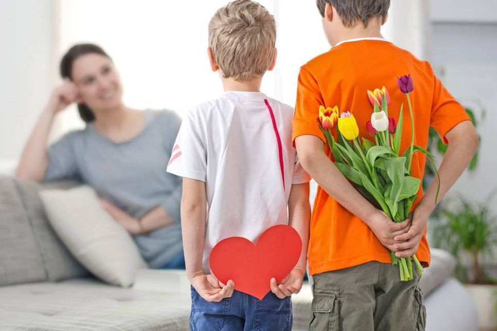 Jede Mutter freut sich, wenn ihre Kinder am Muttertag eine kleine Überraschung für sie bereithalten. Foto: djd/Emil/S.Kobold-Fotolia.