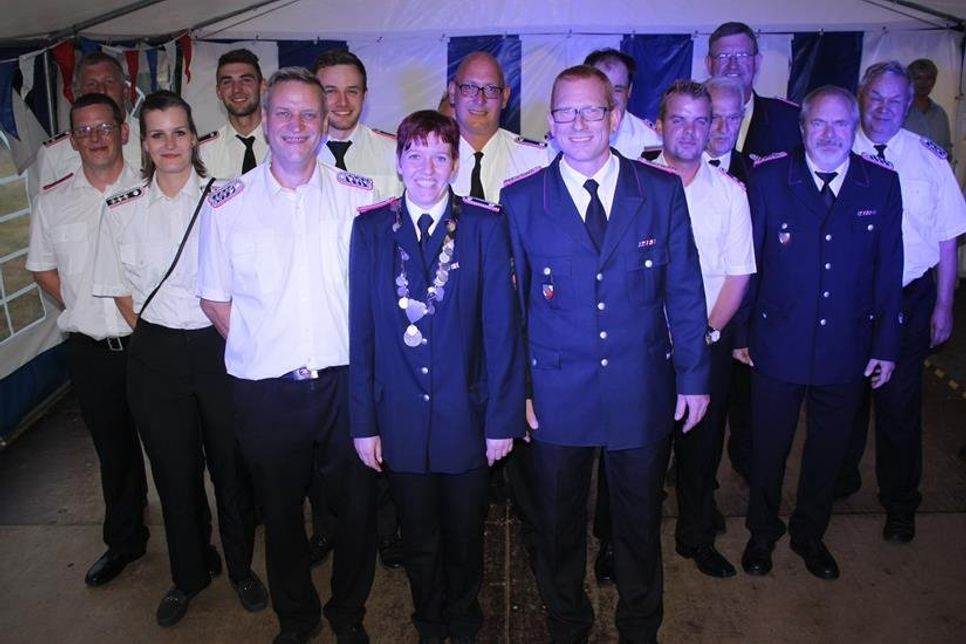 Nicole Schmedemann (mit Kette) mit Ortswehrführer Frank Paustian (re. daneben) im Kreise ihrer Kameraden.