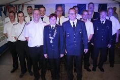 Nicole Schmedemann (mit Kette) mit Ortswehrführer Frank Paustian (re. daneben) im Kreise ihrer Kameraden.