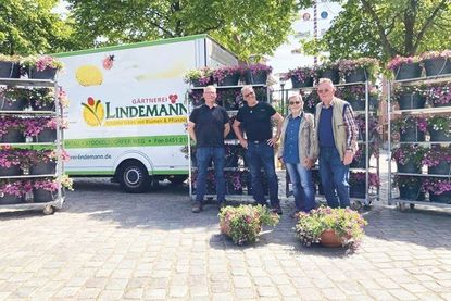 Frank Lindemann (von links), Manfred Scheel, Manfred Möller und Karl Seebach waren am vergangenen Mittwoch mit weiteren Helfern im Einsatz, um die 92 Blumenampeln aufzuhängen.