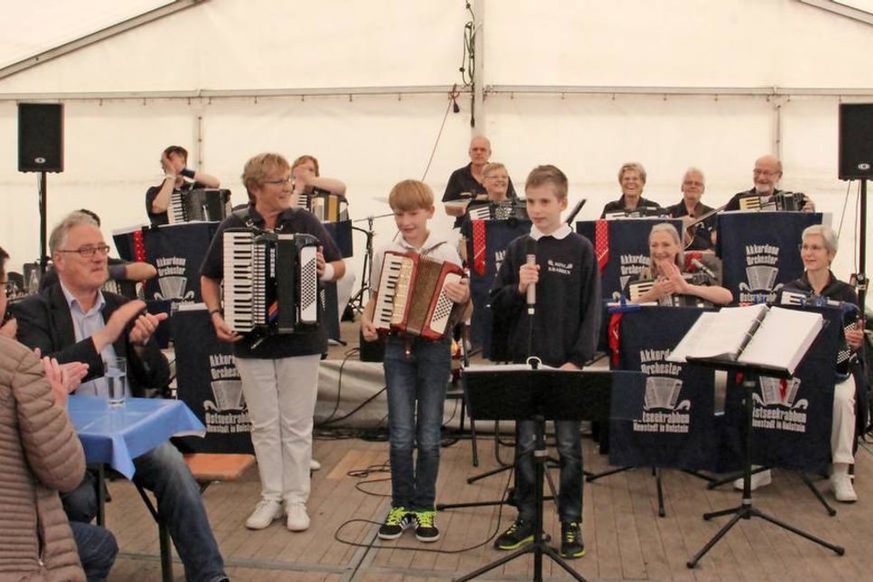 Im Festzelt sorgten unter anderem die Ostseekrabben mit den Minikrabben für richtig gute Stimmung.