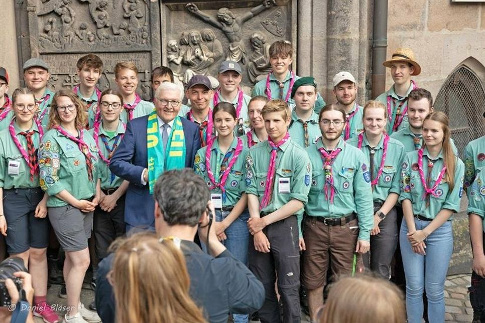 Bundespräsident Frank-Walter Steinmeier mit Gemeindepfadfindern aus Ascheberg vor dem Portal der Sebalduskirche in der Altstadt von Nürnberg.