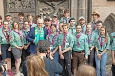 Bundespräsident Frank-Walter Steinmeier mit Gemeindepfadfindern aus Ascheberg vor dem Portal der Sebalduskirche in der Altstadt von Nürnberg.