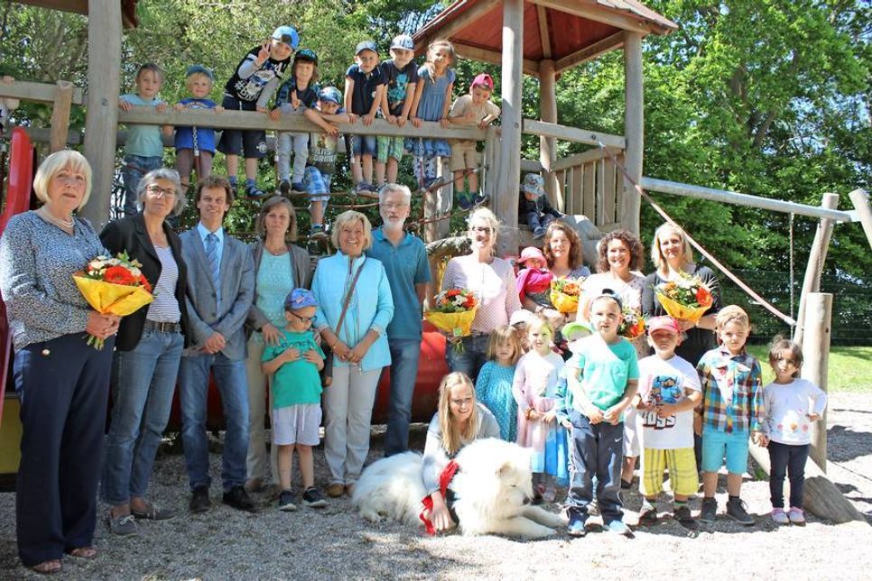 Kinder, Betreuer und Gäste feierten das Jubiläum des Kindergartens.