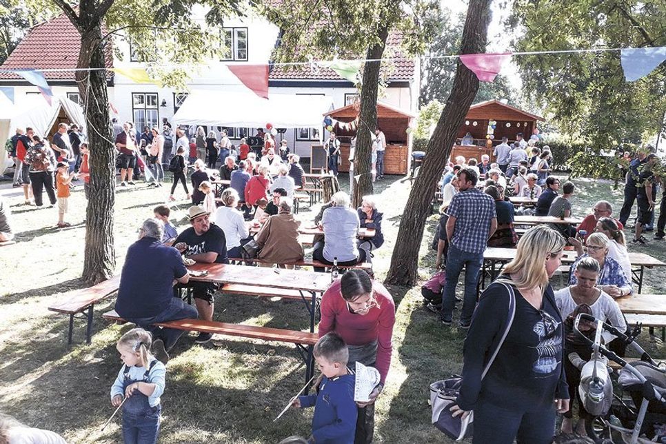Der Kirchberg in Gleschendorf wird am Sonntag zum Treffpunkt für Jung und Alt. (Fotos: Veranstalter)