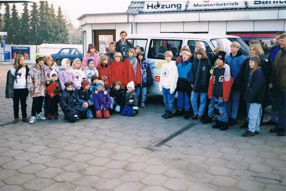 1996 spendete Manfred Stoll einen VW-Bus, der dem Verein lange Jahre treue Dienste erwies. Das Foto ist bei der Übergabe entstanden.