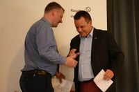 Eine herzliche Gratulation gab es von Bürgermeister Mark Burmeister (re.).