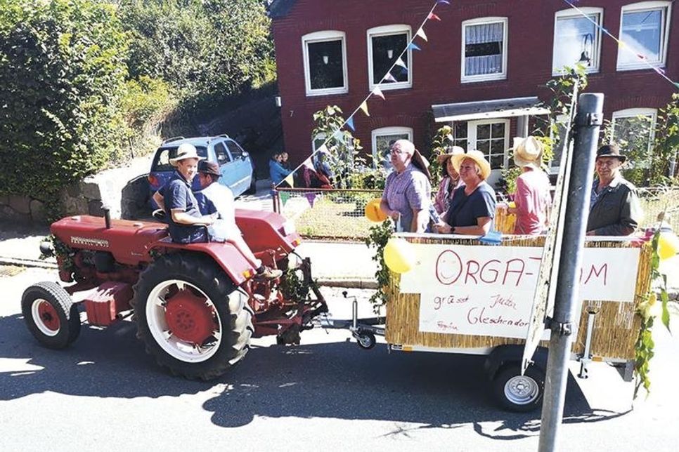Um 11.30 Uhr setzt sich der Festumzug durch das Dorf in Bewegung. Die Karawane der geschmückten Wagen startet in der Heldenallee.